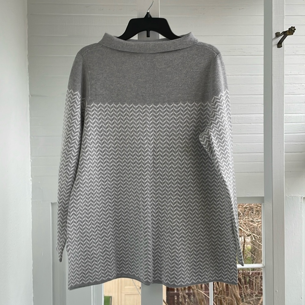 Aspen mock turtleneck medium-weight sweater size Large, grey color, split sides